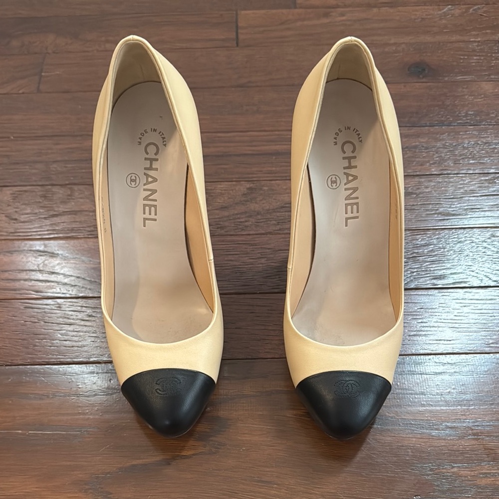 Chanel Women's Cream and Black Pumps